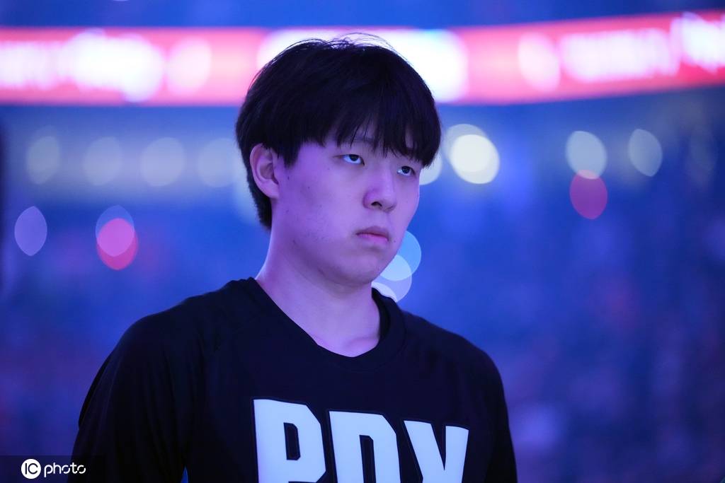 美媒:杨瀚森每次触球观众都欢呼 他应拿走比赛用球