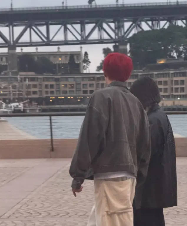 李荣浩杨丞琳在悉尼街头被偶遇 男方一头红发超醒目