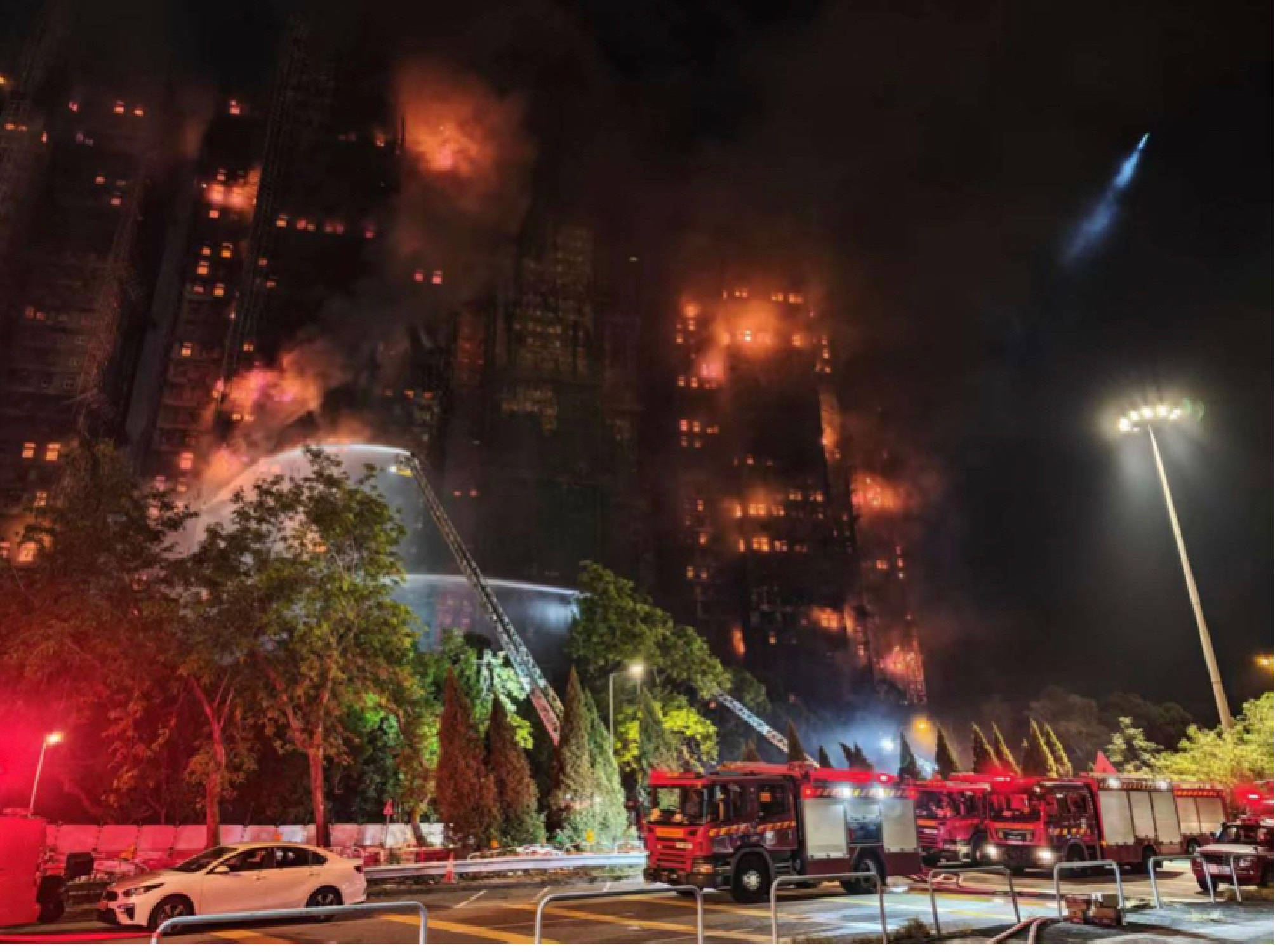 记者直击：香港大埔大火已造成44人遇难，有老者称“住了几十年，没见过这么大的火”