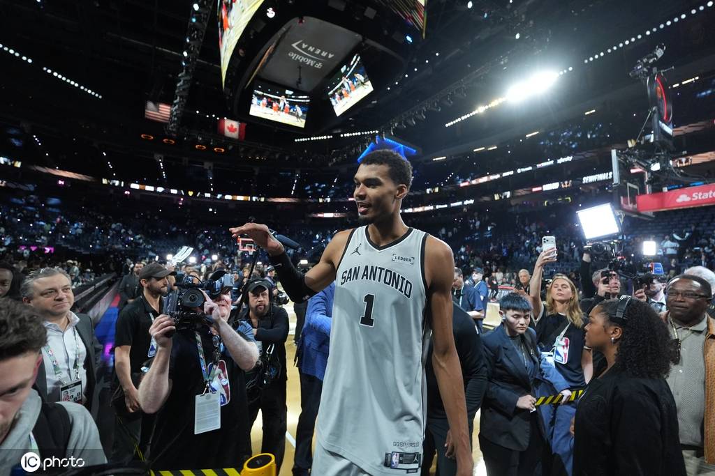 马刺丢NBA杯暴露最大软肋 三后卫平均主义行不通？