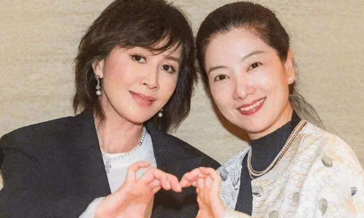 60岁刘嘉玲回苏州参加同学会，合影状态超年轻：50年师生情越陈越醇