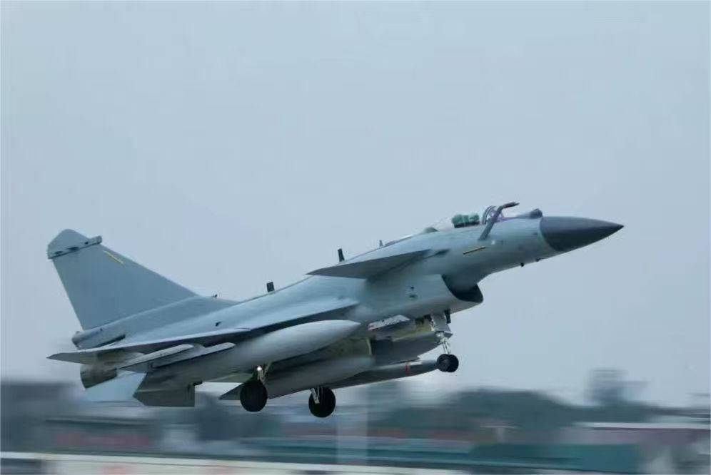 “歼-10挂载鹰击-21”轰动全球，东部战区公布画面，这就是中国武器口碑？