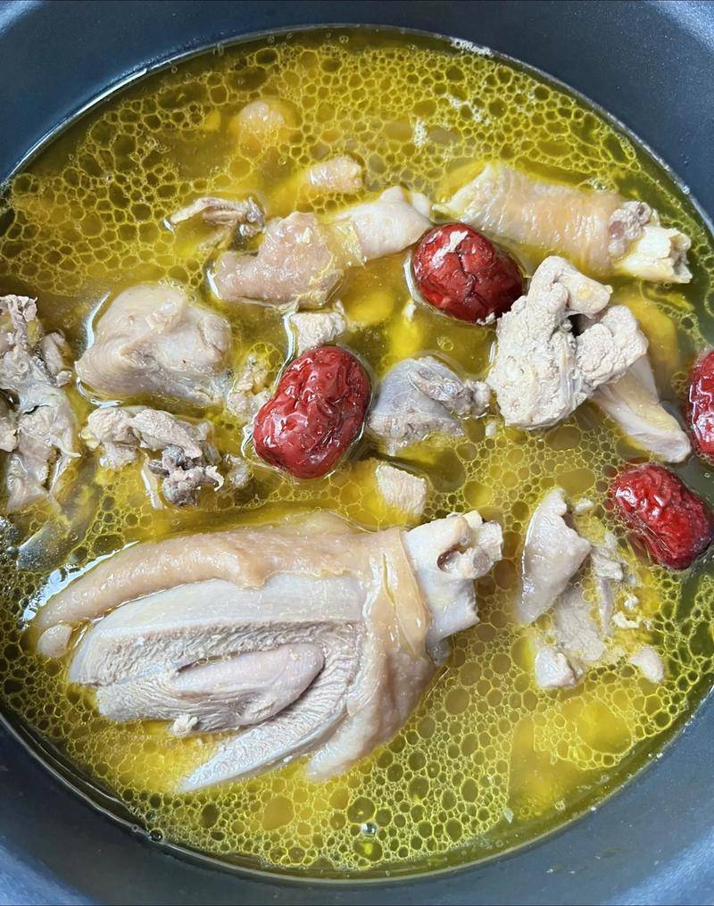 女性月经不调，气色暗淡，头晕头痛，有气无力吃什么药管用？用五观鸡滋补有用吗？