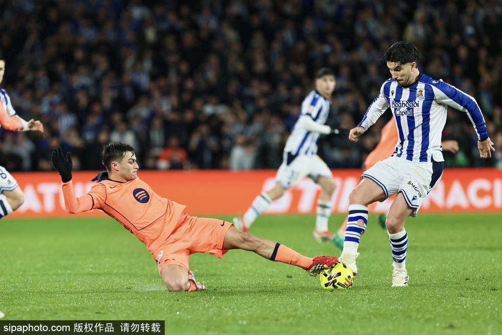 西班牙足球甲级联赛西甲-拉什福德破门 巴萨3进球被吹1-2皇家社会1分领跑