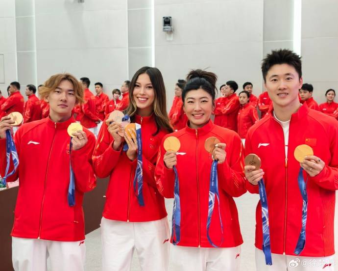 法国见！徐梦桃社媒晒照 米兰冬奥雪上项目四金合影