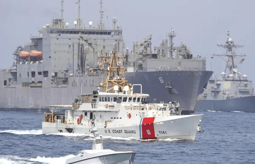 美媒：特朗普上当了，伊朗等的就是这天，美海军进海峡就是活靶子