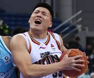 击打刘传兴下体!曾繁日被停赛2场罚款10万元