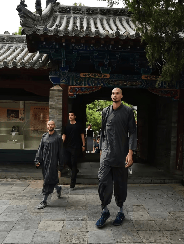曝文班在少林寺也吃素 师父让他运球走艰险山路