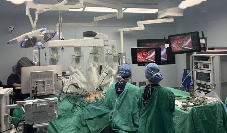 【朝医新闻】泌尿外科团队一日实施两例机器人辅助复杂尿路修复手术