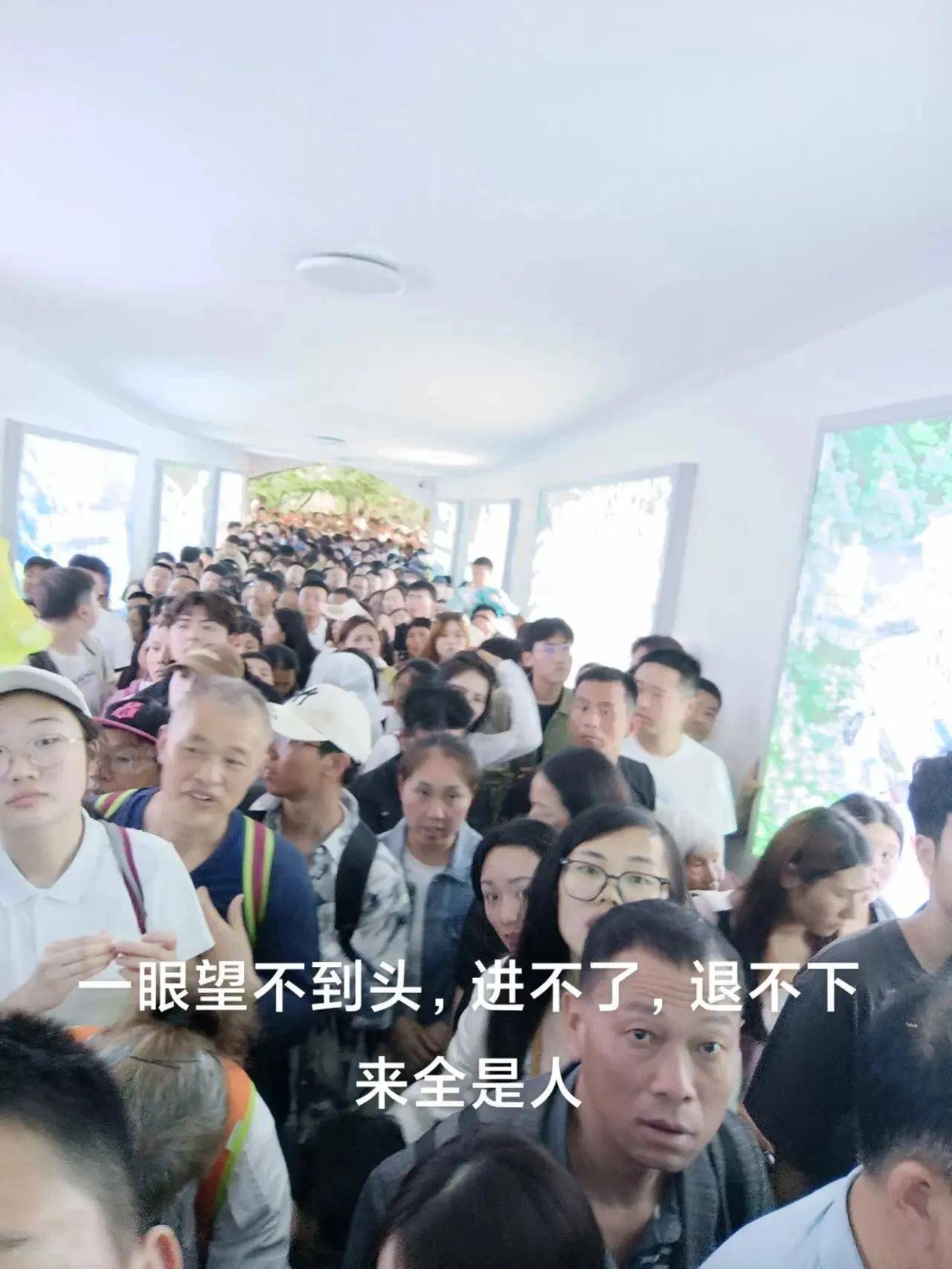 河南新乡宝泉4A景区，游客太多被困半夜：有人徒步三小时下山