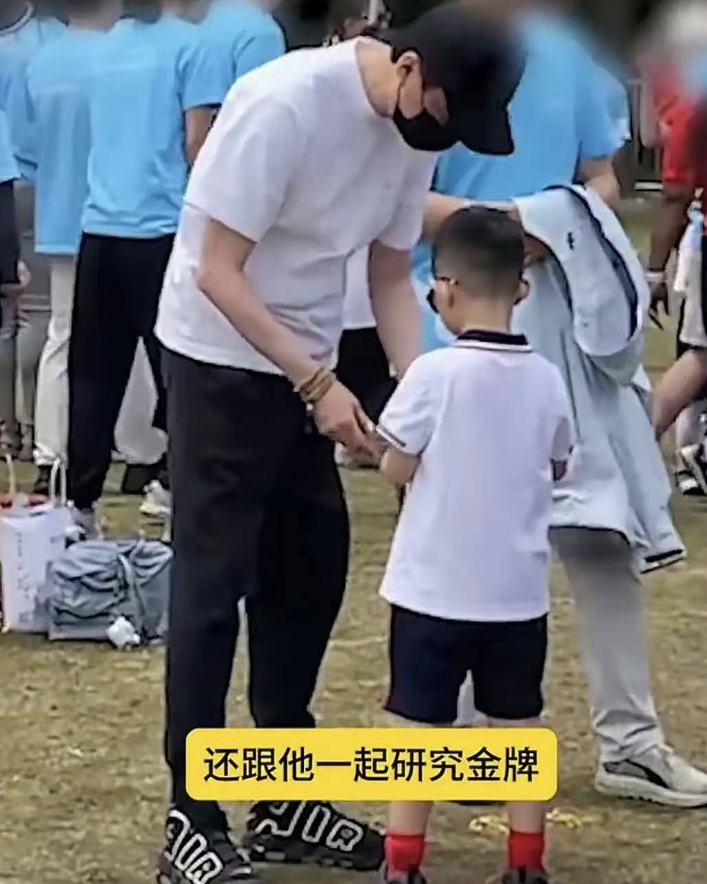 原创 冯绍峰母亲节发文!句句不离赵丽颖,曝儿子近照,还好不像冯绍峰-冯绍峰母亲干什么的