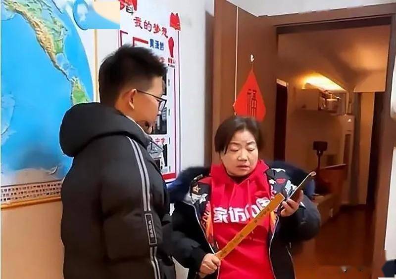 砸玩具、装监控，网红“教育专家”，终于翻车了