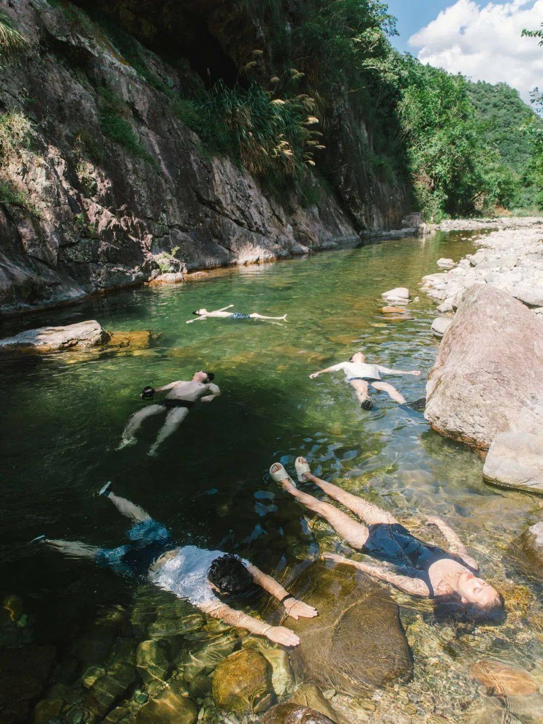 梦境解析，梦见在一条清澈的小河里，众人脚踏盆子，水中漂浮