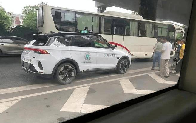 百度无人出租车，暴打武汉老司机！（特警暴打司机）武汉市无人驾驶汽车，