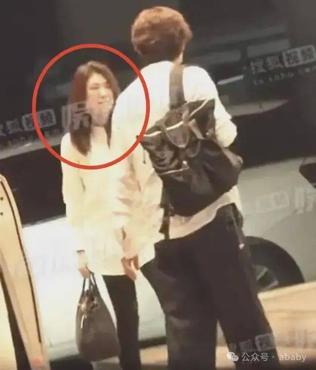 钟汉良疑携隐婚妻子聚餐，穿情侣装一同回酒店，女方正脸曝光
