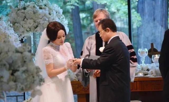 刘晓庆婚纱照意外流出冻龄容颜惊艳众人这哪是70多岁的样子？(图4)