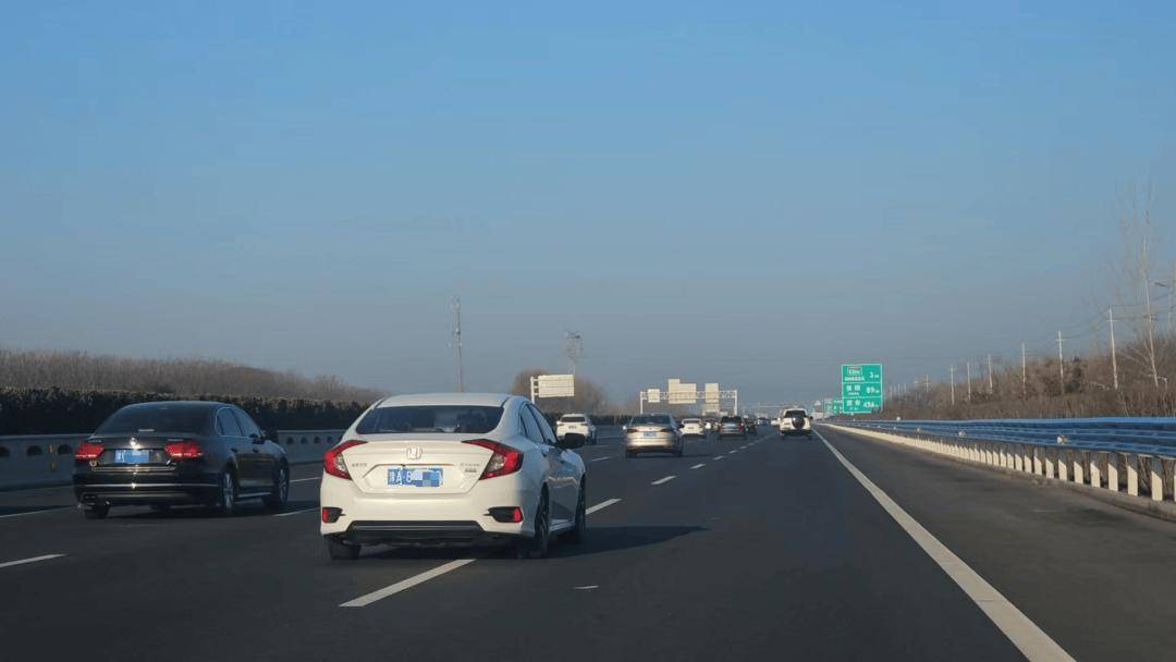 春节返程流量大 高速公路货车靠右行 客车不随意变道 不超员超速 春节返程流量大 高速公路货车靠右行 客车不随意变道 不超员超速