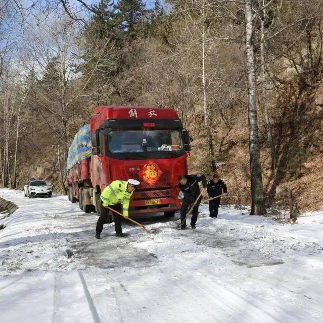 山西大货车雪天被困方山交警紧急救援 路面 群众 人民