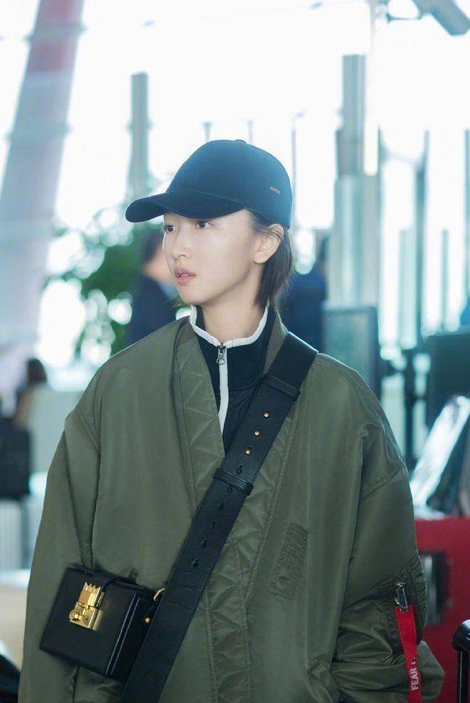 原创32岁周冬雨增肥！穿大衣配阔腿裤走机场，素颜出镜变化大