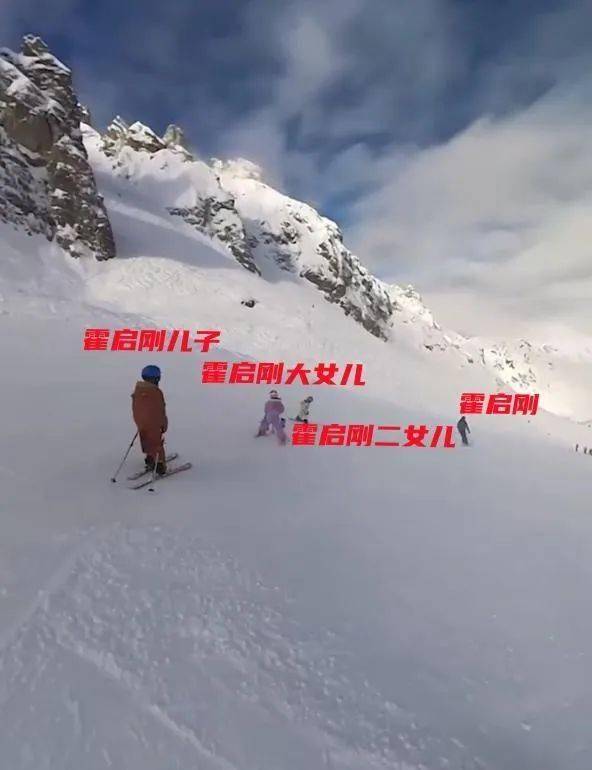 郭晶晶晒全家滑雪，仨儿女胆大又有技术，全都遗传妈妈冠军基因