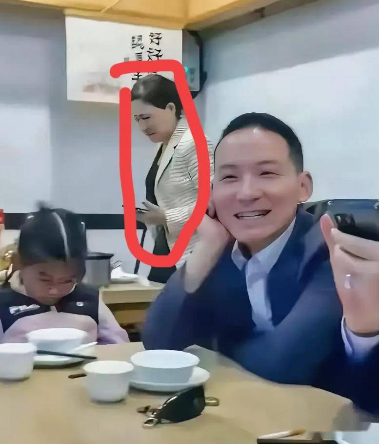 全网关注的谢浩南妈妈终于露面了都别猜了人家原配已经露面了在娱乐圈吃瓜看戏的日子笔趣阁