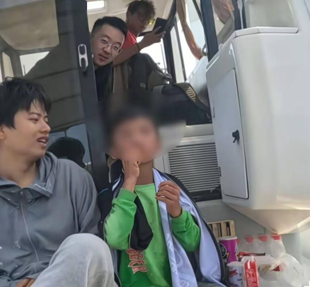 红领巾瓜报黑料漂流小孩已返校穿校服戴红领巾姐姐：他还小请大家少议论