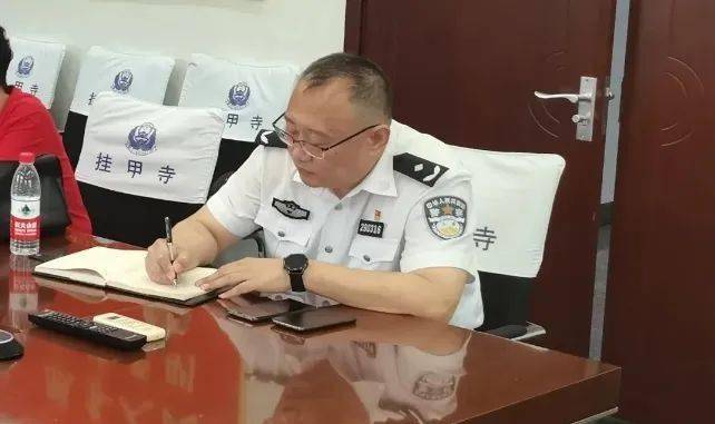 春天的铭记丨忆战友：从警路新利体育官网上那盏永不熄灭的灯(图2)