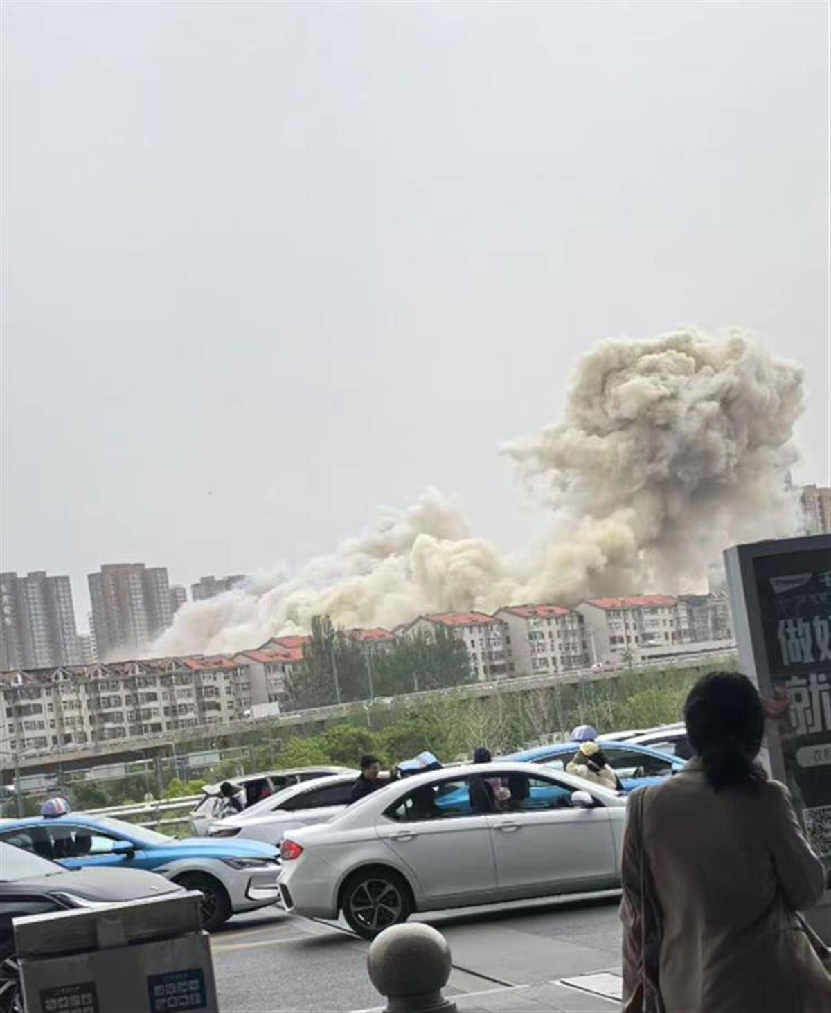 山西太原一小区发生爆炸浓烟滚滚，当地：人员已紧急疏散，伤亡情况和爆炸原因暂不明