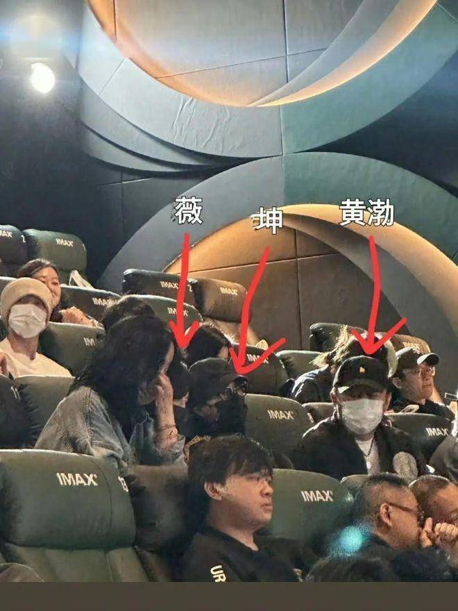 赵薇与好友聚会照流出，素颜出镜发福严重，手臂上长了一个大包