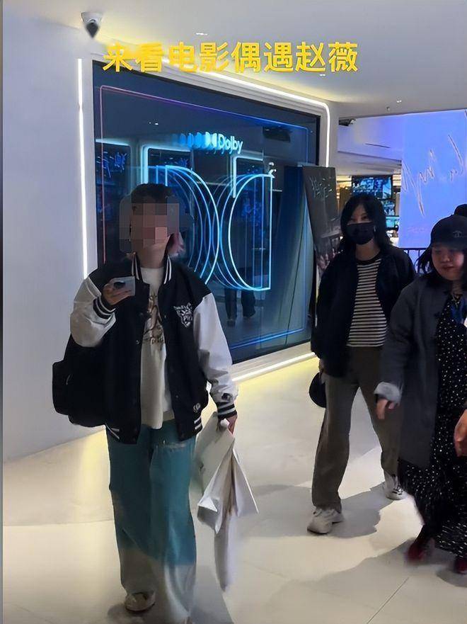 赵薇与好友聚会照流出，素颜出镜发福严重，手臂上长了一个大包