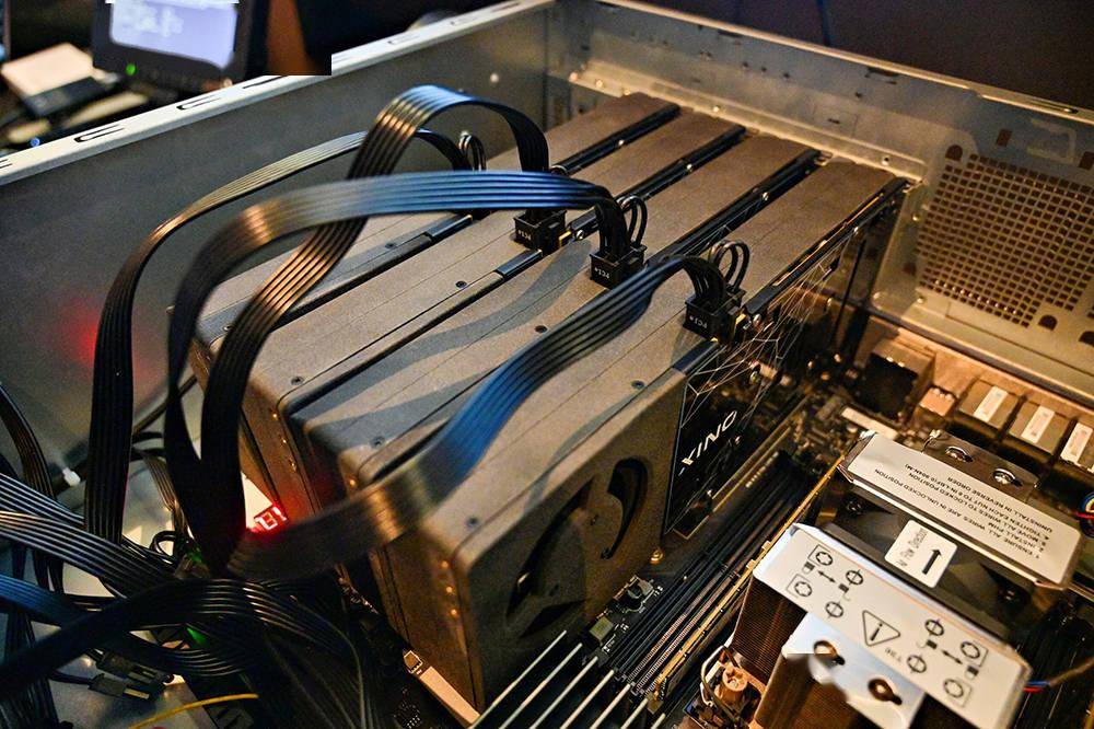 英特尔大显存GPU放猛料：性价比拉满，本地跑DeepSeek-R1，性能秒RTX 5060Ti