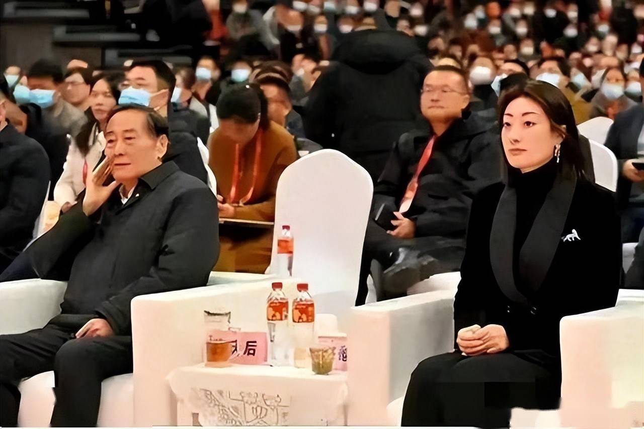 90年代，宗庆后与杜建英的一张合影，彻底揭开宗庆后的隐秘往事！