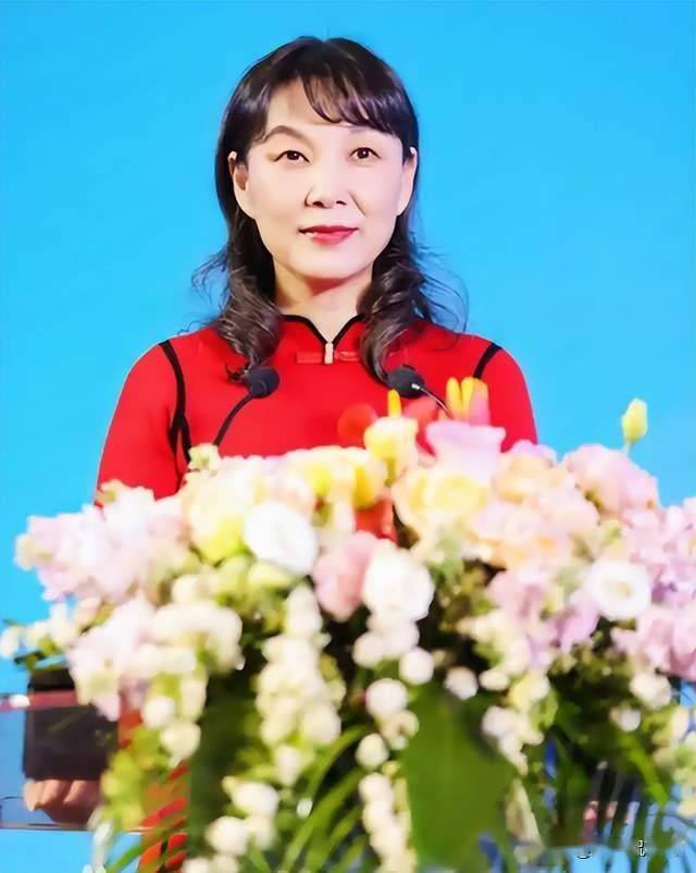 90年代，宗庆后与杜建英的一张合影，彻底揭开宗庆后的隐秘往事！