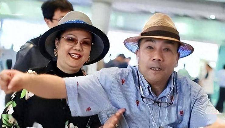 杨少华葬礼上最诡异一幕：儿子杨议前脚哭到晕厥，后脚翘腿玩核桃