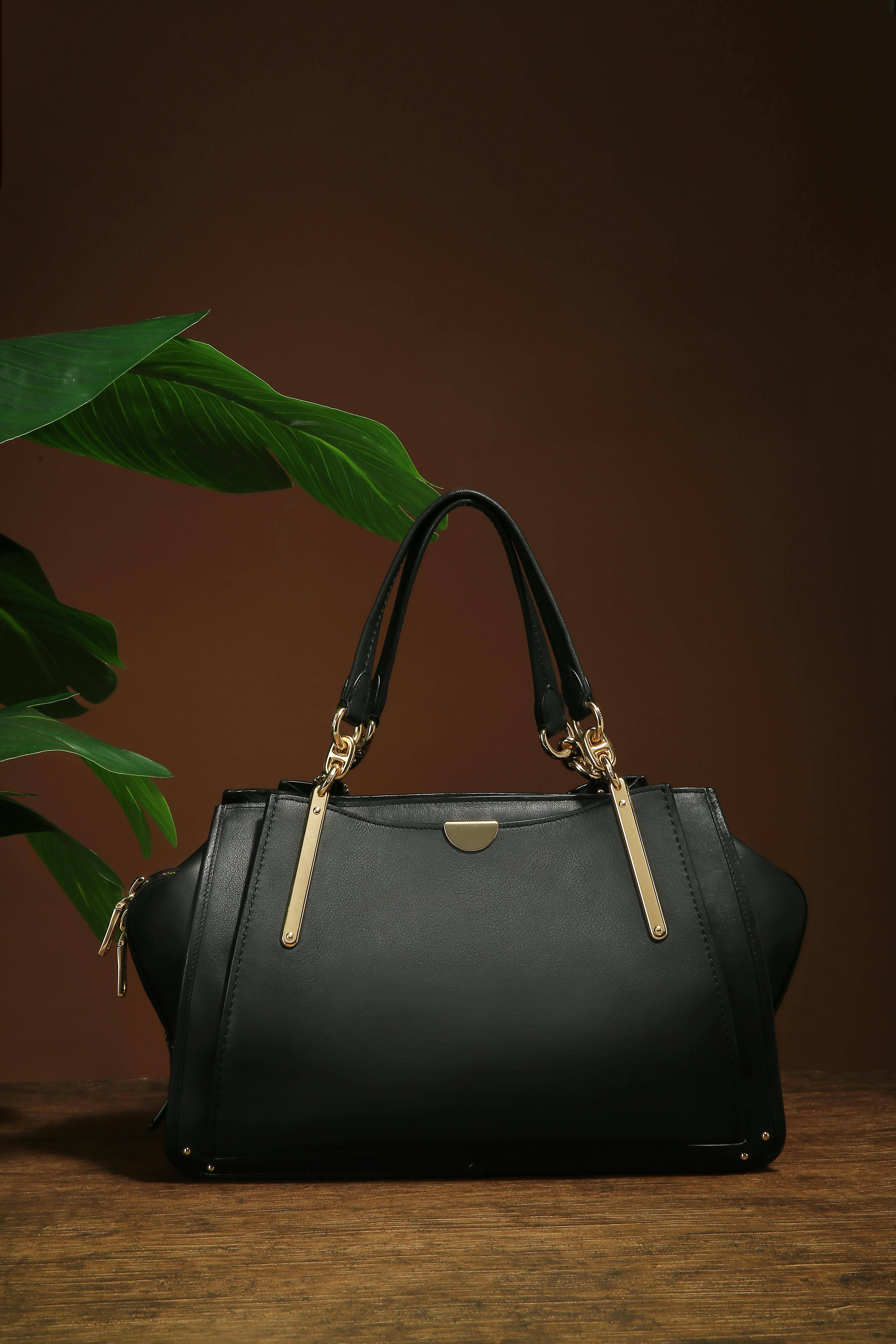 包袋挂饰：时尚奢侈品牌的趋势新宠