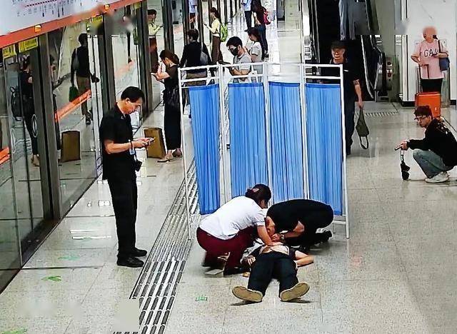 17分钟！武汉地铁生死急救，多人联手抢回一条年轻生命