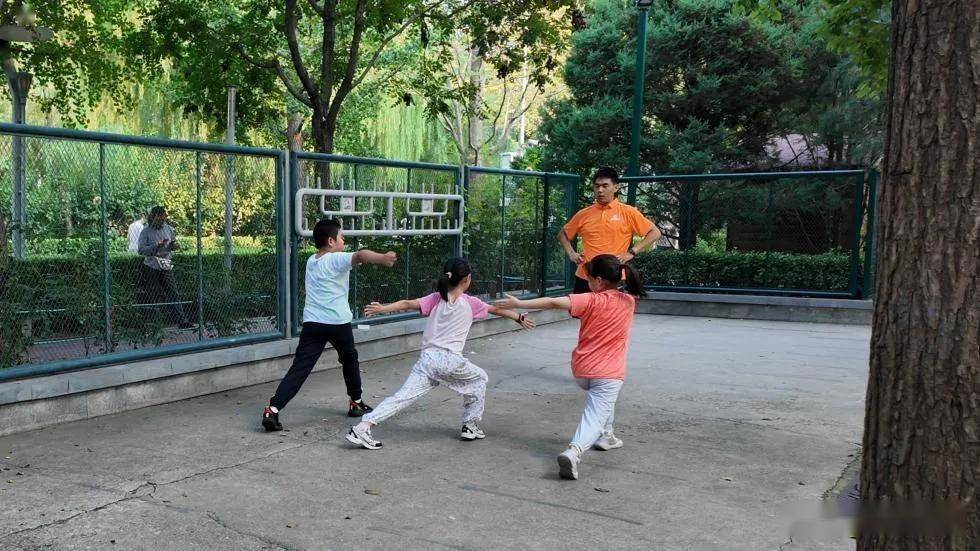 桥洞球场、教练外卖、3元健身房……国家喊你减肥了