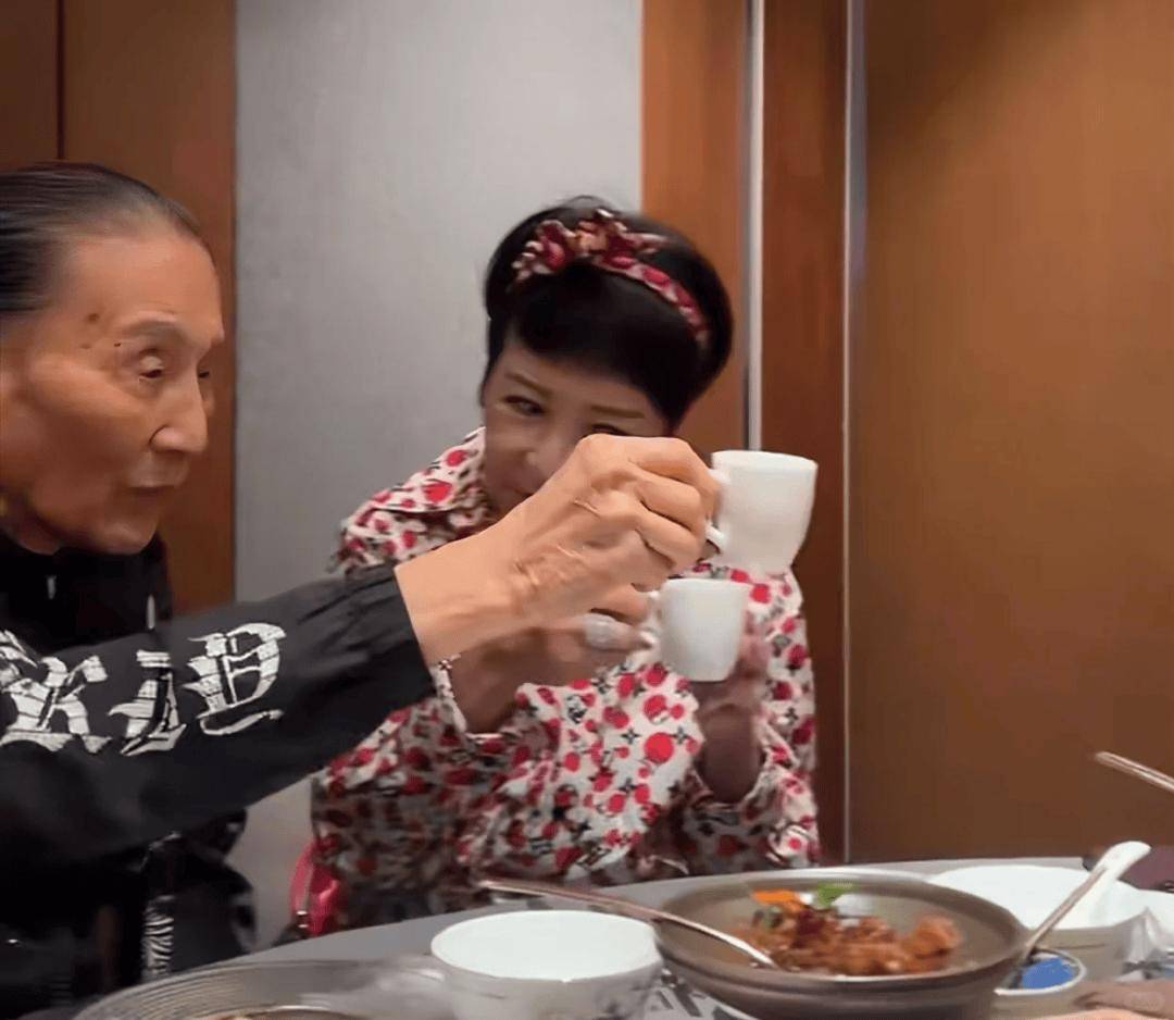 谢霆锋生日和父母聚会!谢贤老到不敢认,狄波拉涂绿指甲油似少女