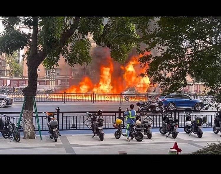 广东海珠火灾“沿街烧成火龙”，目击者：洒水车灭火无果，消防回应