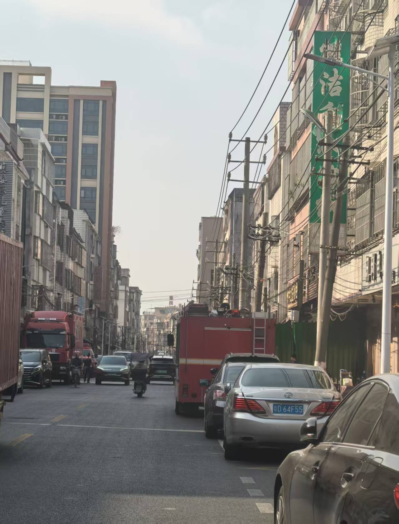 汕头火灾幸存者：妻子腋下夹着两个孩子从后门冲出，我告诉女儿要去面对