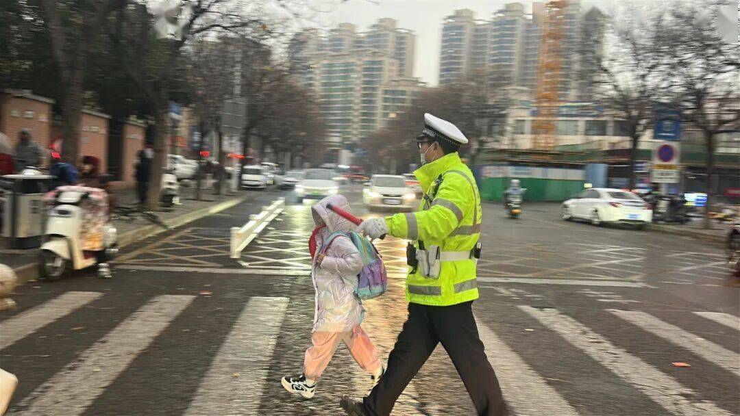 风雪中的守护 | 风雪“豫”警,温暖守护! 风雪中的守护 | 风雪“豫”警,温暖守护!