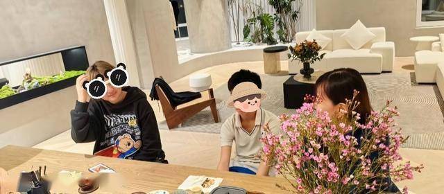 53岁陶虹与家人聚餐,17岁女儿徐小宝变漂亮了,长得像爸爸徐峥