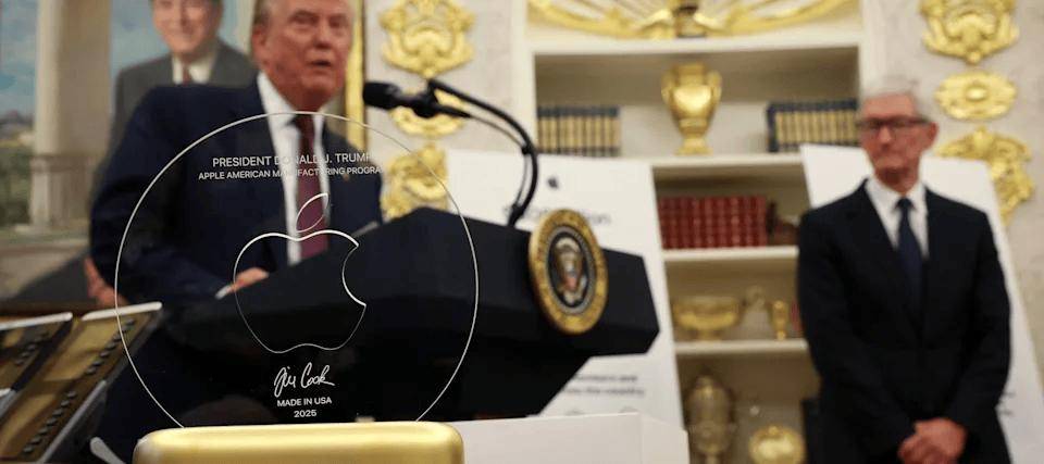 库克送礼，老黄放贷，马斯克画饼：2025科技圈的「生存三部曲」