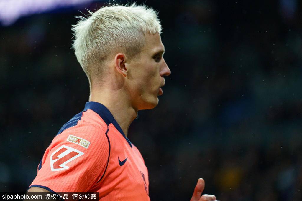 西班牙足球甲级联赛佩德里怒斥裁判：铲脚犯规太明显VAR介入引发争议