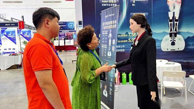 原创             AI美女杀疯擦边圈！真人主播流量被抢光，活路只剩线下？