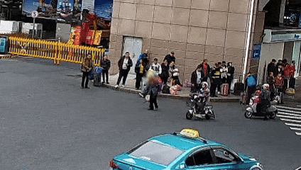 76岁黑龙江老人因为思念孙女，独自跨越2200公里来杭州：“孙女过年没回家，我想她”