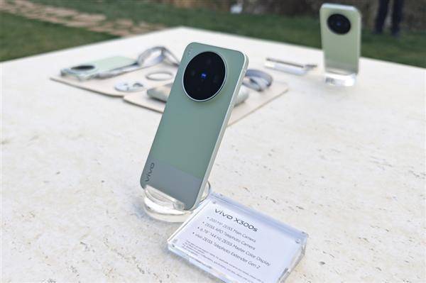 超能小V单！一图读懂vivo X300s：4999元起