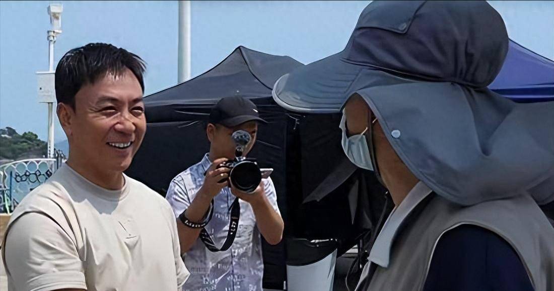 时隔30年释小龙戴口罩探班，星爷脱口喊出回魂夜，感慨却无缘同台