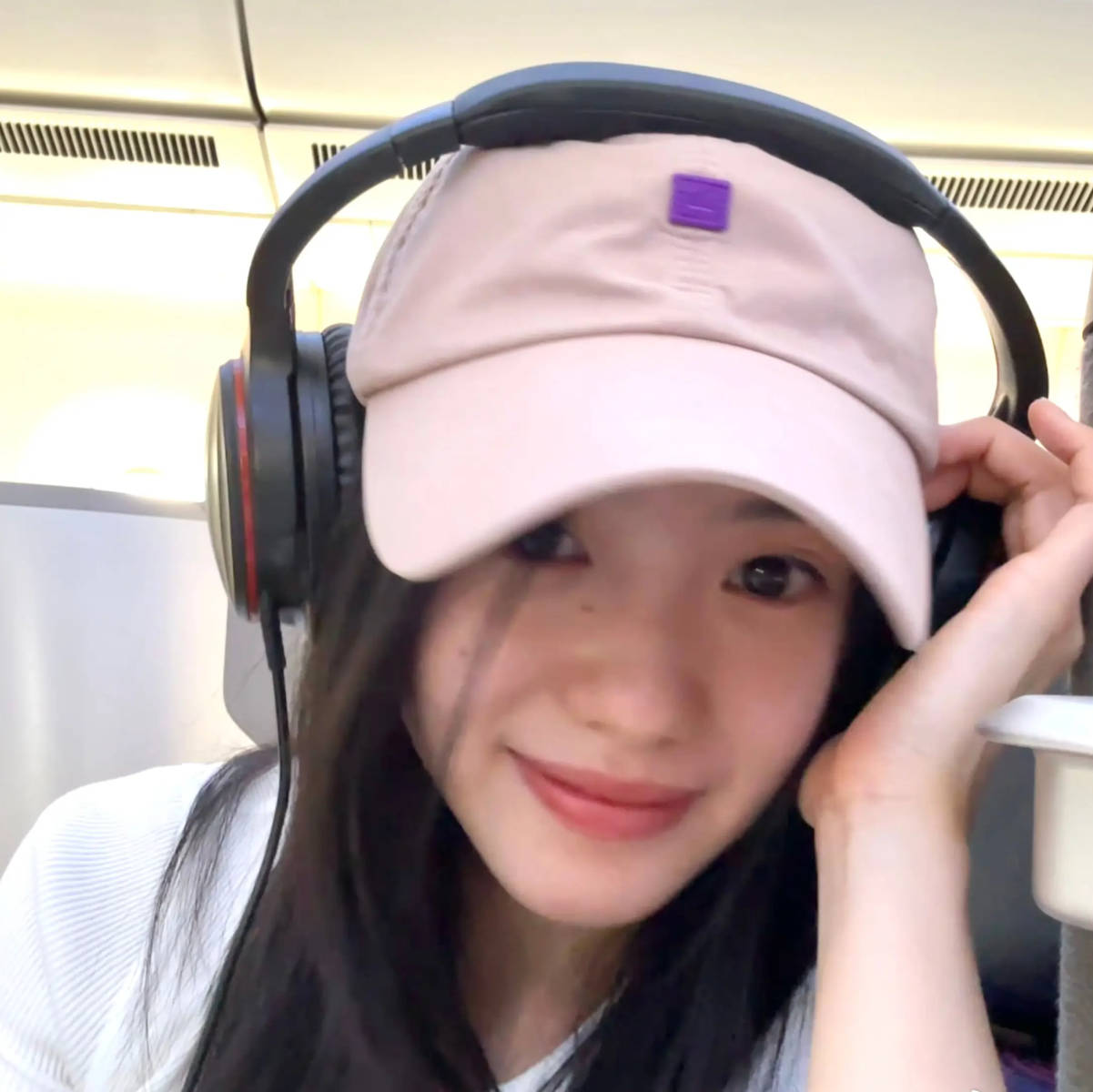 刘浩存晒白t自拍甜美可人 对镜甜笑似清纯女大