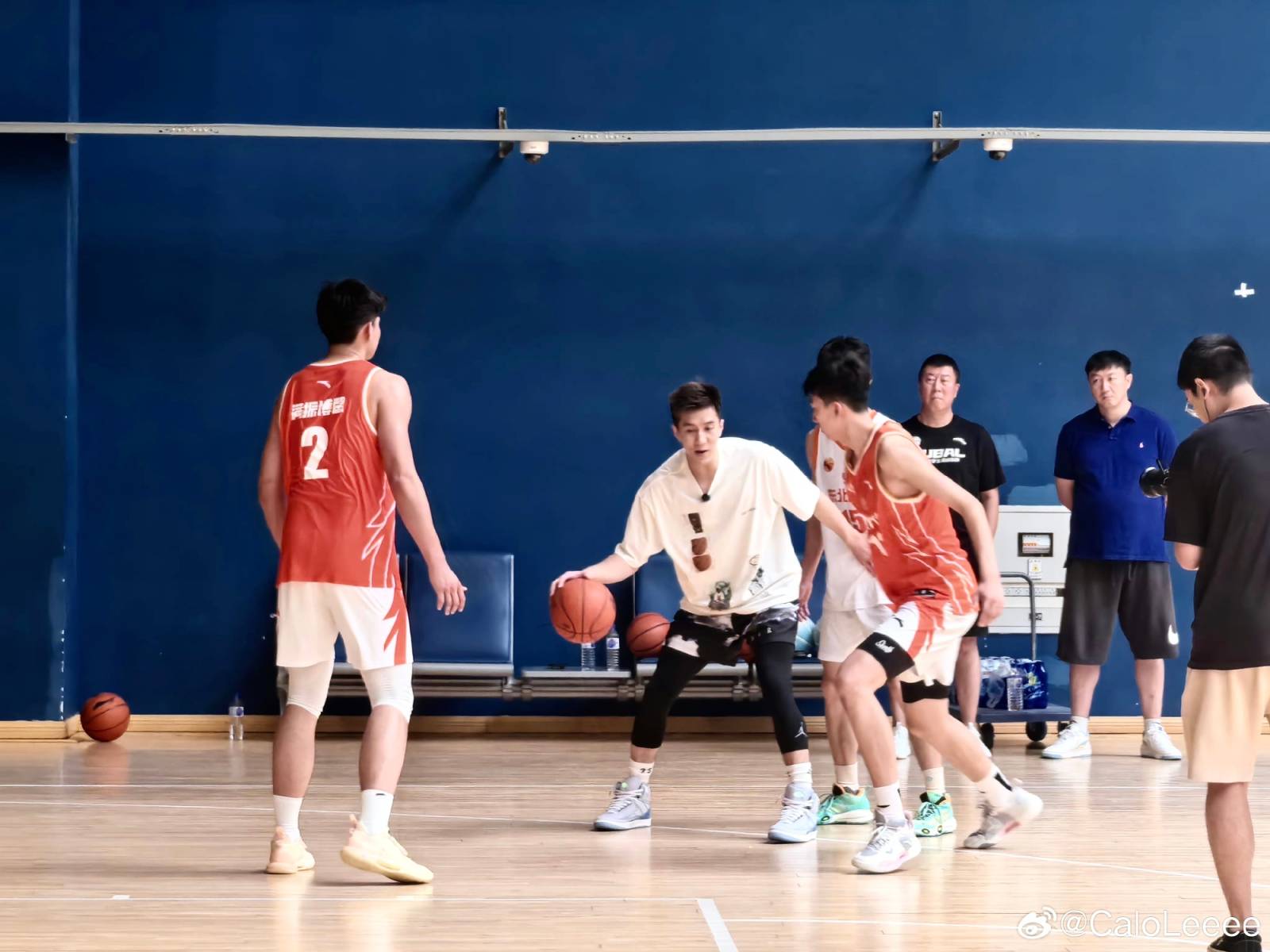 23日消息,辽宁后场核心郭艾伦闪现东北大学,和东北大学篮球队一起打球